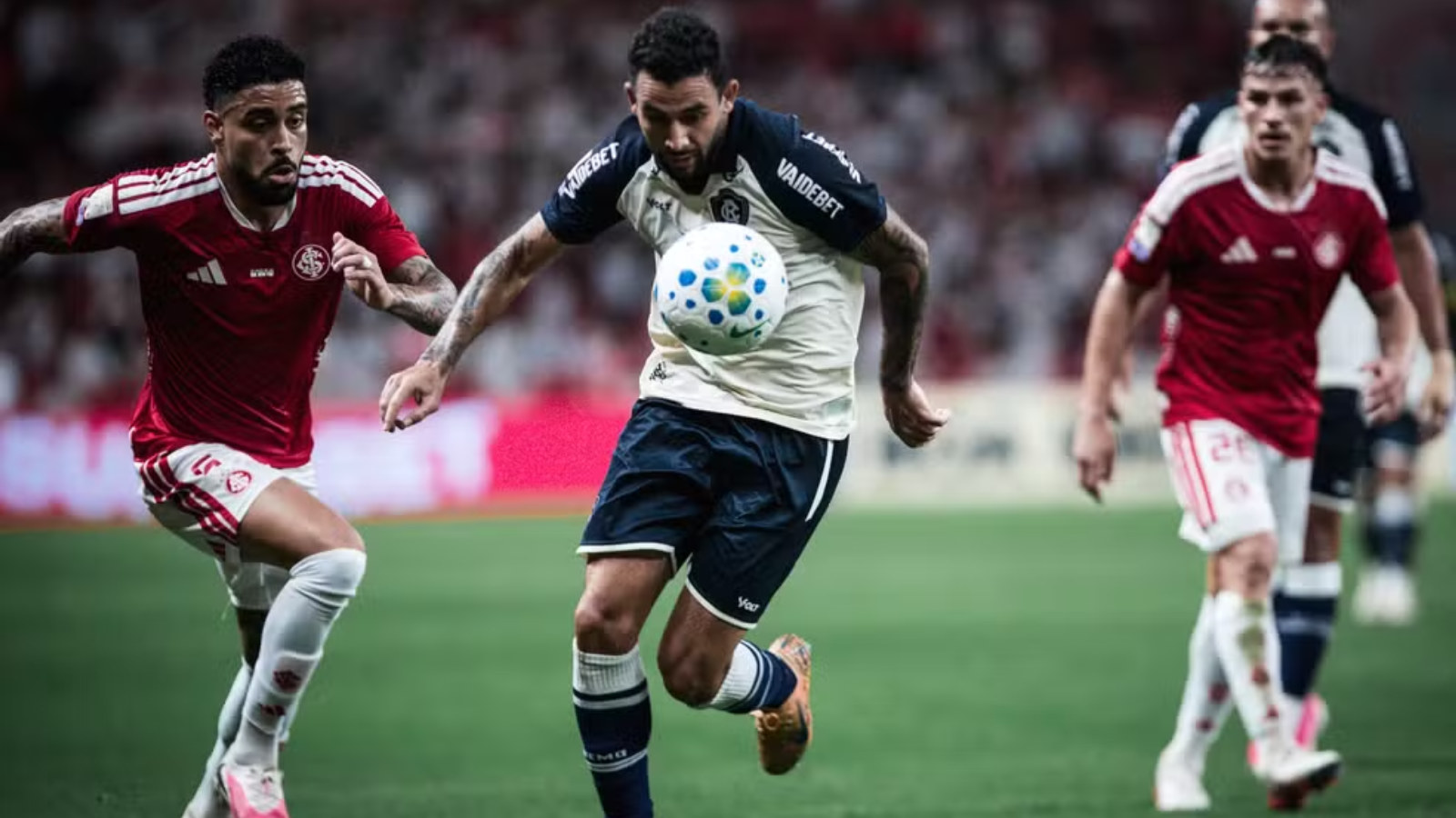 Capa da notícia Com gol de Vítor Bueno, Leão arranca empate no minuto final